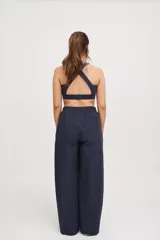 Pantalón azul marino de corte amplio, cintura elastizada y textil ultra liviano.