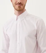 Camisa de vestir slim fit con estampado de cuadros en tonos rosa y blanco, cuello camisero y mangas largas.