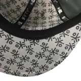 Gorro New Era 9Fifty color gris con logo bordado en rojo.