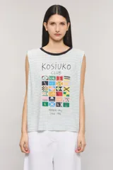 Musculosa Kosiuko de jersey de algodón rayado, con cuello redondo oscuro y estampado frontal de banderas y la inscripción Kosiuko Club.