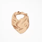 Pañuelo cuadrado de seda color beige.