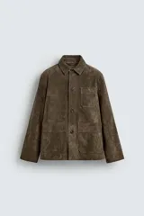 Sobrecamisa de corte regular confeccionada en piel con acabado serraje. Presenta cuello solapa, cierre frontal con botones y bolsillos de plastrón en el pecho y la parte inferior.