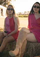 Vestido corto sin mangas con diseño bicolor, presentando una mitad en color rojo y la otra en color violeta. Posee un corte recto y holgado con cuello redondo.