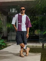 Bermuda cargo de gabardina con lavado negro, corte holgado y bolsillos cargo laterales.