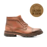 Bota de vestir de cuero color marrón con cordones y suela de goma.