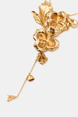 Collar doble de cadena metálica dorada con diseño de flores en relieve y hojas, con caída larga y detalles florales en los extremos.