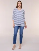 Buzo de tejido calado a rayas horizontales en tonos beige y blanco, de corte holgado, mangas cortas y escote redondo. Incluye musculosa interna básica en color beige.