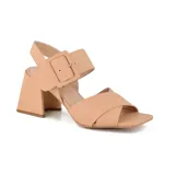 Sandalias de cuero sintético color negro con taco ancho y hebilla cuadrada.