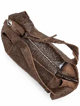 Cartera de cuero graneado marrón, de diseño amplio y desestructurado, con asas cortas para mano y correa larga regulable para hombro.