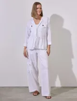 Chaqueta blanca de tencel con cuello con solapa, escote en V y abertura central con broches internos. Tiene corte en la cintura y bolsillos delanteros.