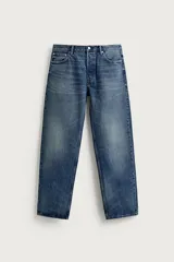 Jeans rectos de tiro medio en color azul con efecto lavado y roturas sutiles. Cuenta con diseño clásico de cinco bolsillos y cierre frontal con botones.
