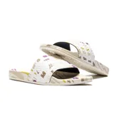 Sandalias tipo ojota Adidas Adilette, modelo colaboración con Thebe Magugu, con diseño estampado multicolor sobre base blanca y las tres tiras características en la banda superior.