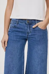 Jean wide leg de tiro medio, con pierna amplia de caída recta, diseño de cinco bolsillos, pasacintos y cierre frontal con botón y cremallera.