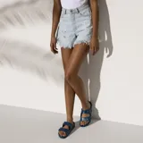 Sandalias Birkenstock Arizona de goma EVA color azul marino, con dos correas ajustables con hebillas.