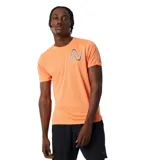 Remera deportiva naranja de poliéster reciclado con tecnología NB ICEx de secado rápido, mangas cortas, ajuste atlético y logo reflectante en el pecho.