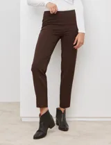 Pantalón recto color verde oliva, marca Zac & Rachel. Delantero con bolsillos inclinados y trasero con bolsillos ojal.