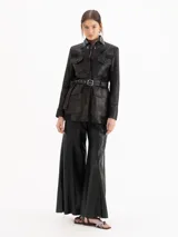 Parka Net confeccionada en cuero con recortes laterales en gabardina elastizada, de silueta estructurada, cuello mao, broches forrados, bolsillos con solapa y cinturón de cuero a juego con hebilla metálica.