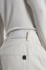 Pantalón jean color crudo, corte cargo, con botamanga ancha y tiro caído. Tiene bolsillos cargo en piernas, lavado stone wash con localizado y desgastes en costuras.