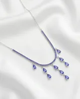Collar de plata 925 con diseño de cadena fina decorada con pequeñas circonias azules y múltiples dijes colgantes en forma de gota.
