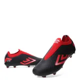 Championes de fútbol Umbro modelo Victory HG, de diseño sin cordones con empeine elástico rojo y cuerpo negro con detalles geométricos en rojo. Suela con tapones para superficies firmes.