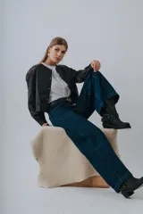 Jean wide leg de tiro alto en color azul oscuro, con corte amplio en las piernas y presillas para cinturón.