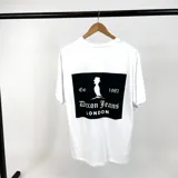 Remera blanca de algodón con estampado negro en el pecho y la espalda con el logo de la marca Duxon Jeans London y el año de fundación 1982.