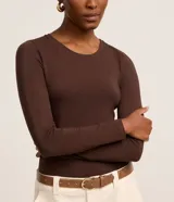 Blusa de manga larga y cuello redondo, confeccionada en mezcla de algodón y elastano.