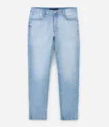 Pantalón slim de jeans celeste, con trabillas en la cintura, bolsillos y efecto desteñido.