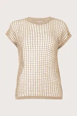 Top de tejido de punto con diseño de red, cuello redondo y mangas cortas, en color beige.