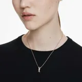 Colgante con cadena fina color oro rosa y dije con forma de nudo adornado con circonitas blancas. El dije está formado por dos bandas con baño en tono oro rosa, con un lado adornado con Swarovski Zirconia transparentes en un engaste de garra. Para conseguir el máximo resplandor, se ha colocado una única Swarovski Zirconia de talla ovalada en el centro.