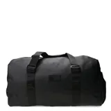 Bolso deportivo tipo duffel de color negro, con diseño minimalista y logo de la marca grabado en el frente. Cuenta con correas de mano resistentes y cierre principal.