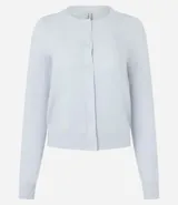 Cardigan de punto color gris, con cuello redondo, manga larga y cierre frontal con botones. Presenta puños y bajo acanalados, con un diseño clásico y versátil.