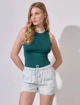 Short celeste de tencel con pretina elastizada, lazo de ajuste, bolsillos delanteros y traseros, y ruedo desflecado.