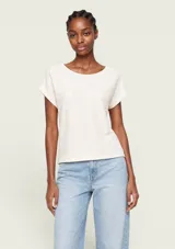 Blusa ligera de manga corta y cuello redondo, color marfil, de diseño recto y acabado texturizado.