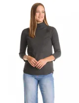 Buzo de tejido fino en color gris oscuro, con cuello alto acanalado y mangas tres cuartos. Presenta un diseño con líneas acanaladas en diagonal desde el cuello hacia las sisas y pequeños tajos laterales en el ruedo.