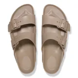 Sandalias Birkenstock Arizona EVA en color taupe, con diseño de dos tiras ajustables con hebillas y plantilla anatómica.