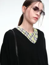 Sweater de punto color gris, con escote en V profundo, hombros caídos y diseño holgado de corte relajado.