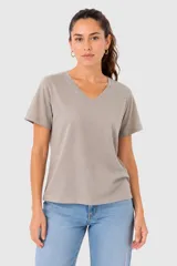 Remera de algodón de corte holgado, con cuello en V y mangas cortas.