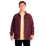 Chaqueta unisex de color bordó con cuello camisero y cierre frontal de botones metálicos. Presenta bolsillos con solapa en el pecho, bolsillos inferiores de entrada lateral y etiqueta con el logo de la marca CAT en el pecho izquierdo.