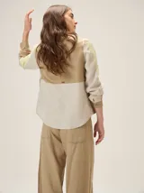 Camisa de lino con diseño color block en tonos beige, arena y amarillo claro. Presenta mangas largas con puños abotonados, corte recto y dobladillo redondeado.