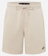 Bermuda masculina de corte slim, confeccionada en tejido de algodón con felpa. Presenta cintura elástica con cordón ajustable, bolsillos laterales y una pequeña etiqueta aplicada en el ruedo.