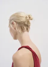 Vestido largo de corte entallado con escote asimétrico de un solo hombro y tirante fruncido. Presenta un diseño minimalista con fruncido lateral.