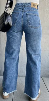 Pantalón de jean celeste con efecto lavado, de corte recto y tiro alto.