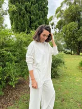 Pantalón de corte piyamero, con cintura ancha elastizada, bolsillos aplicados en la parte trasera y detalles en hilo al tono.