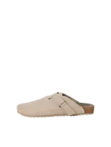 Zueco tipo mule de gamuza color taupe, con puntera redonda, tira ajustable con velcro y suela de corcho con base de goma.