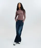 Blusa de punto de manga larga con cuello alto y diseño acanalado, confeccionada en una mezcla de viscosa y poliamida.