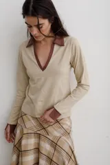 Remera de algodón con cuello camisero y escote en V profundo, de manga larga con puños en contraste de color.