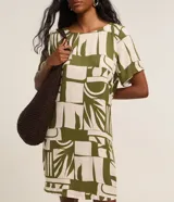 Vestido corto de viscosa con estampado de hojas y cuello redondo. Modelo t-shirt de mangas cortas.