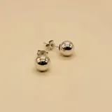 Aros tipo caravanas con diseño de esfera lisa pulida en plata 925, con cierre de presión.