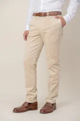Pantalón de pana de corte recto custom fit, color marrón, con bolsillos laterales y cierre de botón y cremallera.